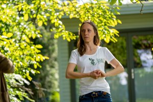 Lockerungsübungen für Zwischendurch, die Rücken und Schulter-Nacken gut tun